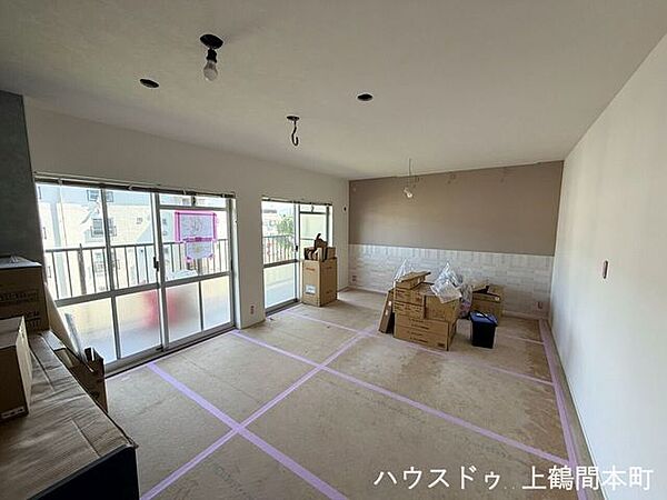 掃出し窓は大きく2面、採光十分なリビングです。