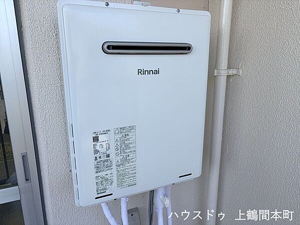 給湯機はベランダ外側に設置されています。