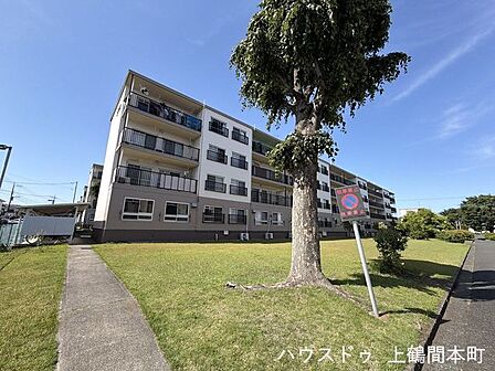 ベランダ側は広々とした芝生が広がっています。
