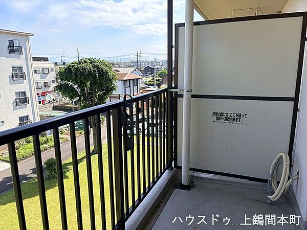ベランダは広くたくさん洗濯物も干せます。