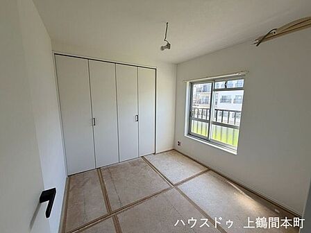 大きなクローゼットのある洋室。防音対策もされています。
