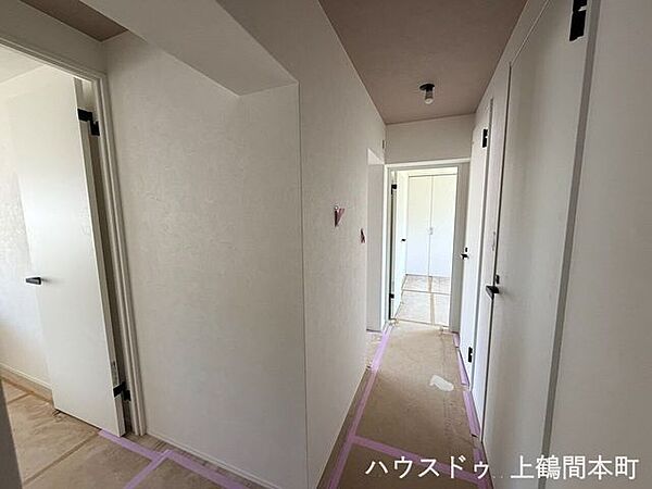 シンプルで飽きのこないデザインの廊下空間