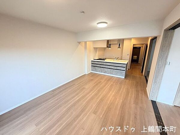 家族が自然と集まる心地よいリビング空間
