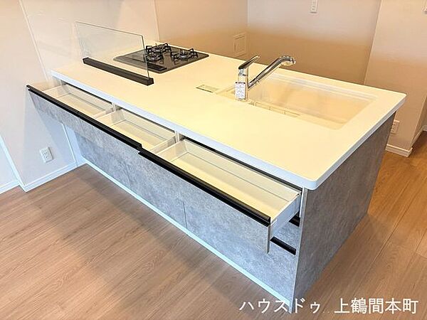 作業スペースがしっかり確保された、家事効率の良いキッチンです