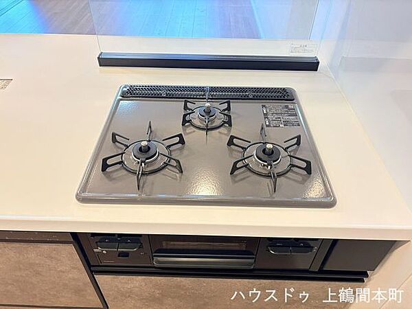 料理の幅が広がる、便利で頼れる三口コンロを完備