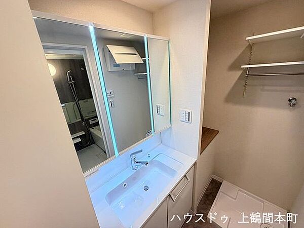 三面鏡付きで、身だしなみのチェックもしやすい仕様