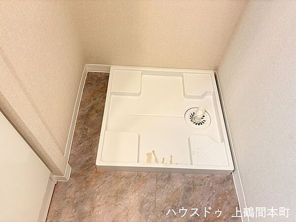 室内に設けられた洗濯機置場は、天候を気にせず快適に洗濯ができます。防水パンを備え、安心して設置可能。洗面室内に配置されており、家事動線にも配慮された使いやすい仕様です。収納スペースも確保されています。