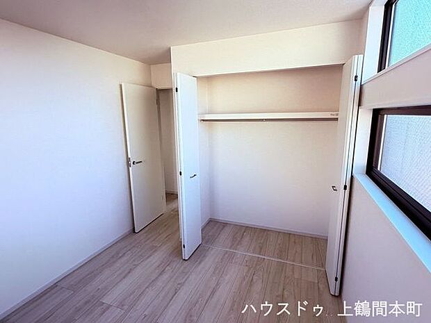 お部屋の広さを最大限に活かせる、便利な収納付き洋室