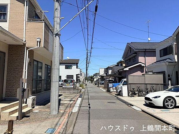 ゆとりある前面道路に面し、毎日の暮らしに安心感を与えてくれます。