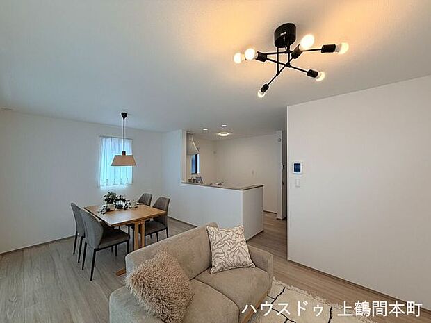 白を基調としたリビングで、家具を置いても十分ゆったりと過ごせます。