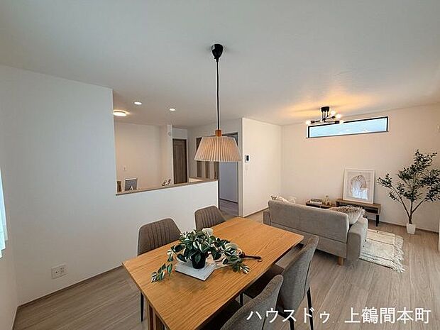 対面キッチンとリビング・ダイニング。15.5帖なのでちょうどよく暮らせます。