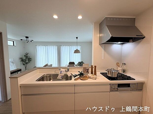 キッチンも広々。キャビネットや冷蔵庫を置いても余裕のスペースです。