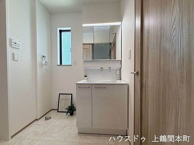 清潔感のある白い洗面化粧台です。