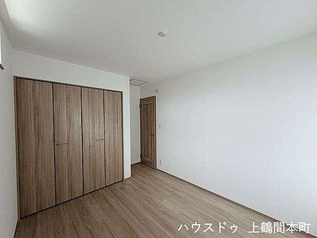 バルコニーのある洋室6帖です。