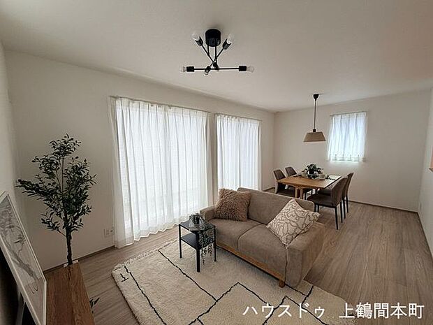 リビング・ダイニング 掃出し窓が2面並び十分な採光が取れます。