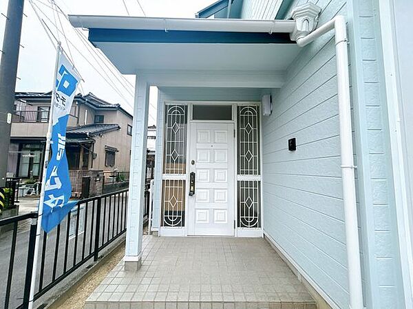 【リフォーム済】玄関です。鍵交換、照明器具交換、インターフォン交換をおこないました。玄関ポーチは屋根付きなので、雨の日の来客でも濡れることを心配せずお話ができます。