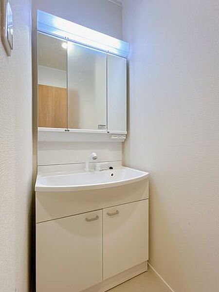 【リフォーム済】洗面化粧台は新品に交換いたしました。水栓は、お湯と水をきちんと使い分けられるエコな仕様です。お湯のムダづかいを防ぐので、ガス代も節約。家計に優しい設計です。