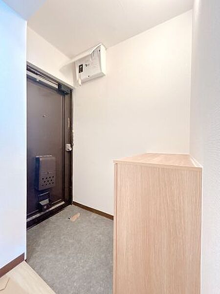【リフォーム済】玄関ドアはクリーニングし、鍵を交換しました。鍵はお引き渡し時まで大切に保管、管理します。