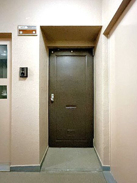 カラーモニター付きのインターホンで、玄関にいらしたお客様を確認してから応対できます。