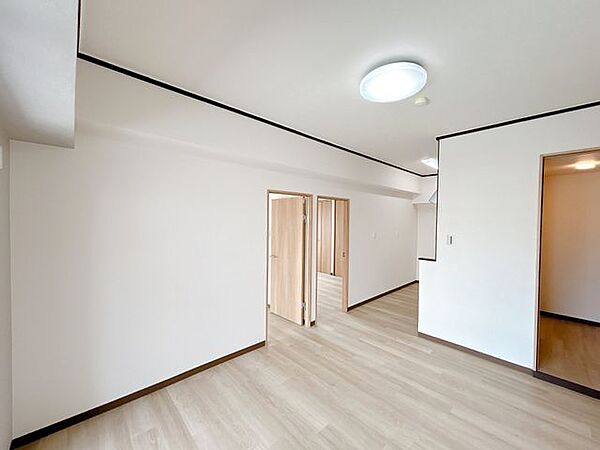 【リフォーム済】キッチンが奥にある間取りは、リビングにお客様がいても調理場が見えにくいというメリットがあります。