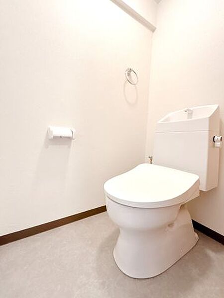 【リフォーム済】トイレは温水洗浄機能付きに新品交換しました。キズや汚れが付きにくい加工が施してあるのでお手入れが簡単です。直接肌に触れるトイレは新品が嬉しいですよね。