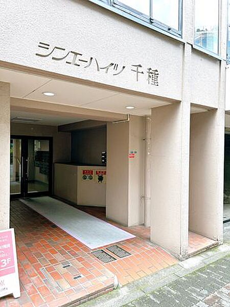 エントランスには管理人も常駐しているので防犯対策は安心です。
