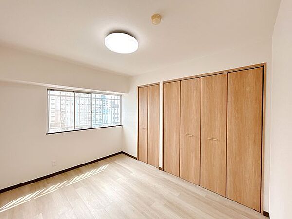 【リフォーム済・北西側洋室】クローゼットへは洋服や季節用品も収納できて便利です。空いた空間で心地よいプライベートルーム作りを楽しんでください。