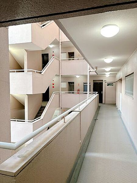 10階建のマンションで、当該物件は4階のお部屋になります。