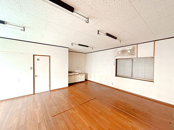 リフォーム中【リビング】間取り変更を行います。床もフローリングを張り、壁と天井はクロスの張替えを行います。