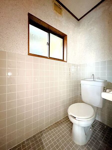 リフォーム中【トイレ】1階トイレ。トイレは新品に交換いたします。床はクッションフロア張りへ変更いたします。