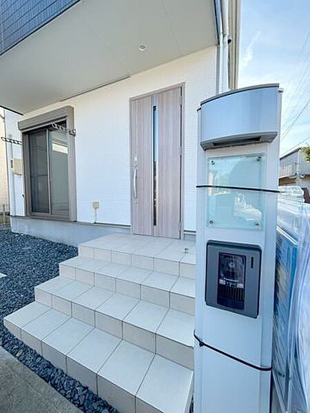 【玄関】モニター付インターホンで来訪者が一目瞭然。セールスや勧誘対策もできて安心です。また、カードタイプキーもありますので玄関のドアにかざすだけで磁気を使って開錠・施錠ができます。