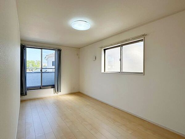 【2F洋室(2)】9帖の洋室。全居室の照明器具が設置済みなので、面倒な取り付けは不要です。