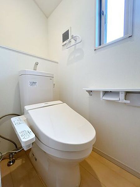 【1Fトイレ】光が入る明るいトイレです。温水洗浄便座付き。洗浄だけでなく、感染症を防止して健康を守ります。