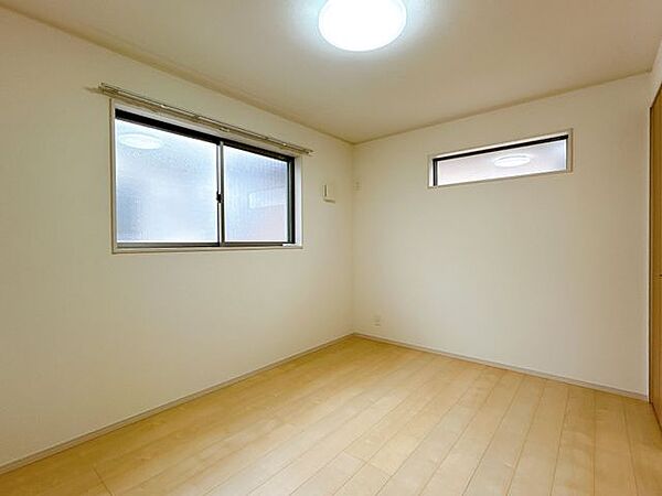 【2F洋室(1)】6.5帖の洋室。光も入るので明るいお部屋作りができます。