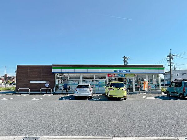 【コンビニ】ファミリーマート北名古屋六ツ師店まで550ｍ（徒歩7分）