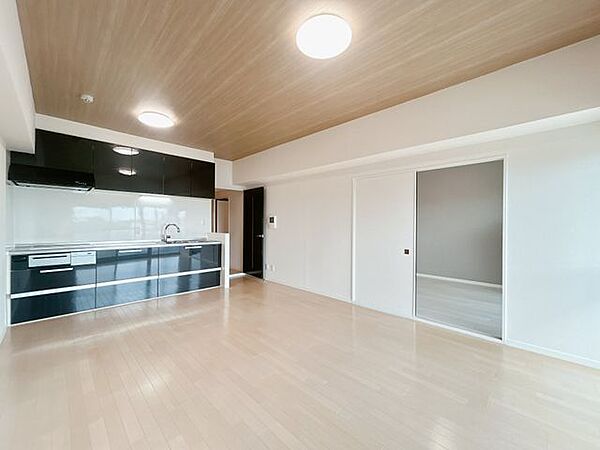 【リフォーム済】リビング　大切な家族が集まるリビングは、南向きの掃き出し窓から温かな日差しが差し込みます。