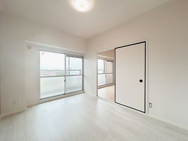 【リフォーム済】南側居室　床をフローリングに変えました。掃き出し窓から明るい光が差し込みます。