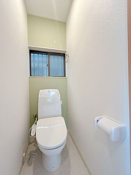 【リフォーム済】トイレは温水洗浄機能付きに新品交換しました。キズや汚れが付きにくい加工が施してあるのでお手入れが簡単です。直接肌に触れるトイレは新品が嬉しいですよね。