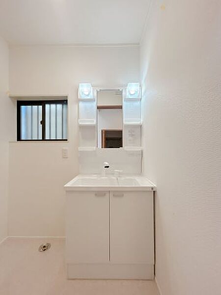 【リフォーム済】洗面化粧台は新品に交換しました。水栓は、お湯と水をきちんと使い分けられるエコな仕様です。お湯のムダづかいを防ぐので、ガス代も節約。家計に優しい設計です。