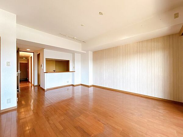 【リビング】南側には大きな掃き出し窓があり温かな日差しが差し込みます。家族が集まるリビングは明るく開放的な印象になっています。