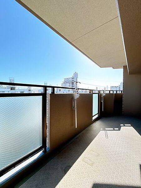 【バルコニー】南向きのバルコニーです。周りに高層マンションがないため、お洗濯もよく乾きそうです。