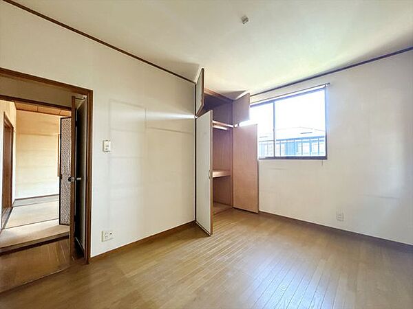 洋室　各居室に収納があります。お洋服やお荷物をしまうことでお部屋を広くお使いいただけます。