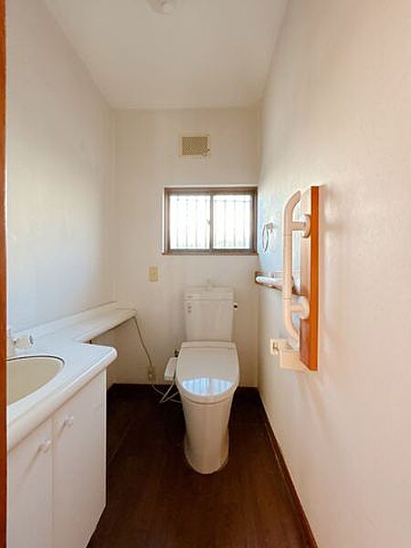 【1Fトイレ】小窓を開ければトイレ内の換気もでき、日差しの明るさも相まって気持ちよくお掃除できそうです。