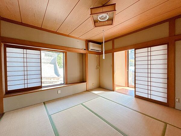 【1F和室】南向きで陽当たりがいいので、ゴロンと横になりたいときには嬉しい空間です。