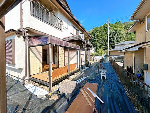 【庭】草木を伐採し防草シートを敷いております。