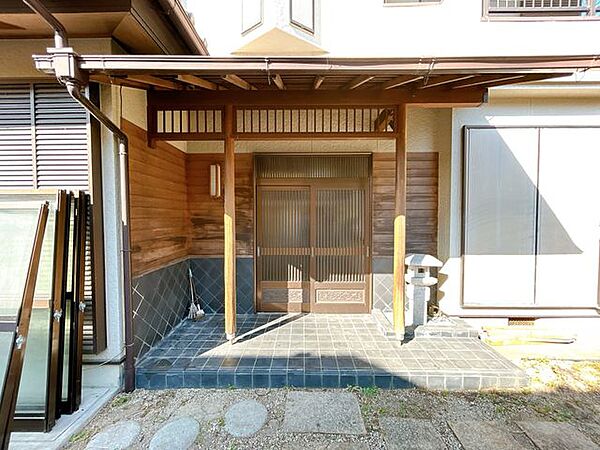 【玄関外部】和テイストのお家になっております。
