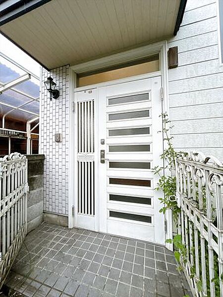 玄関ポーチは屋根つきなので、雨の日に荷物がたくさんあっても濡れずに出入りできますね。鍵はお引き渡し時まで大切に保管、管理します。