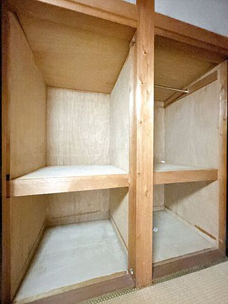 2階和室押入　上段下段を上手く使って賢く収納。季節の品や布団などしまっておくのに重宝しそうですね