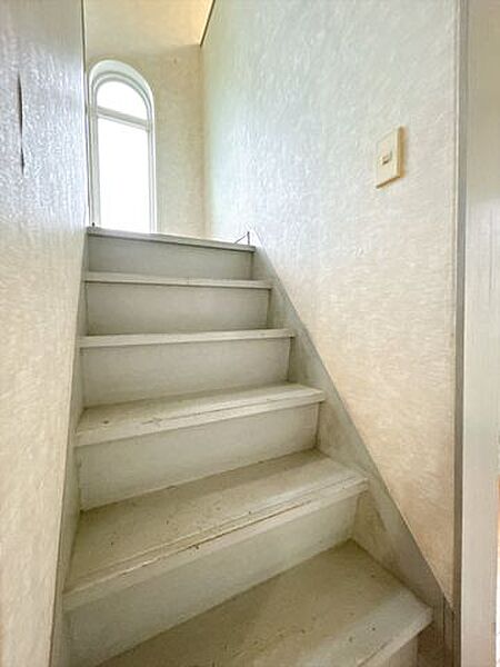 階段　小窓があり、明るい印象ですね。洋風な印象を受ける空間です。