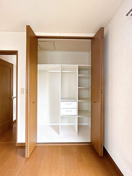 【収納】毎日の洋服の収納はもちろん大切な思い出まで保管できます。